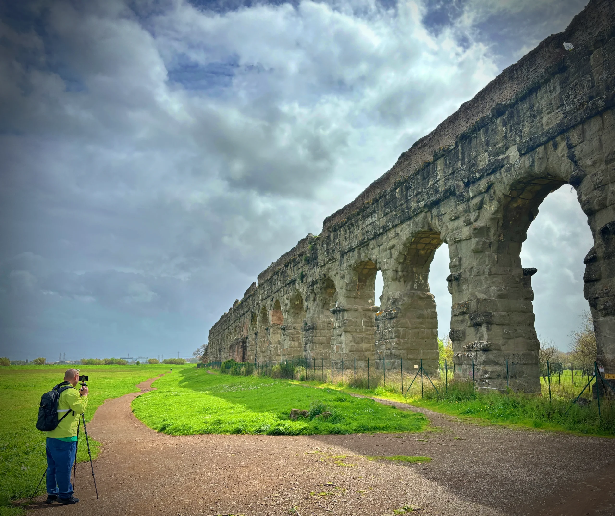 An eco-slow walk among ancient Roman aqueducts and wide green landscapes. Small groups, storytelling and nature. Guided in English & German.